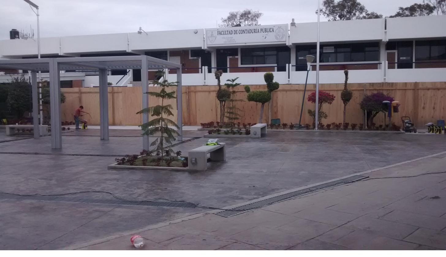 Explanada rehabilitada de la Facultad de Contaduría Pública